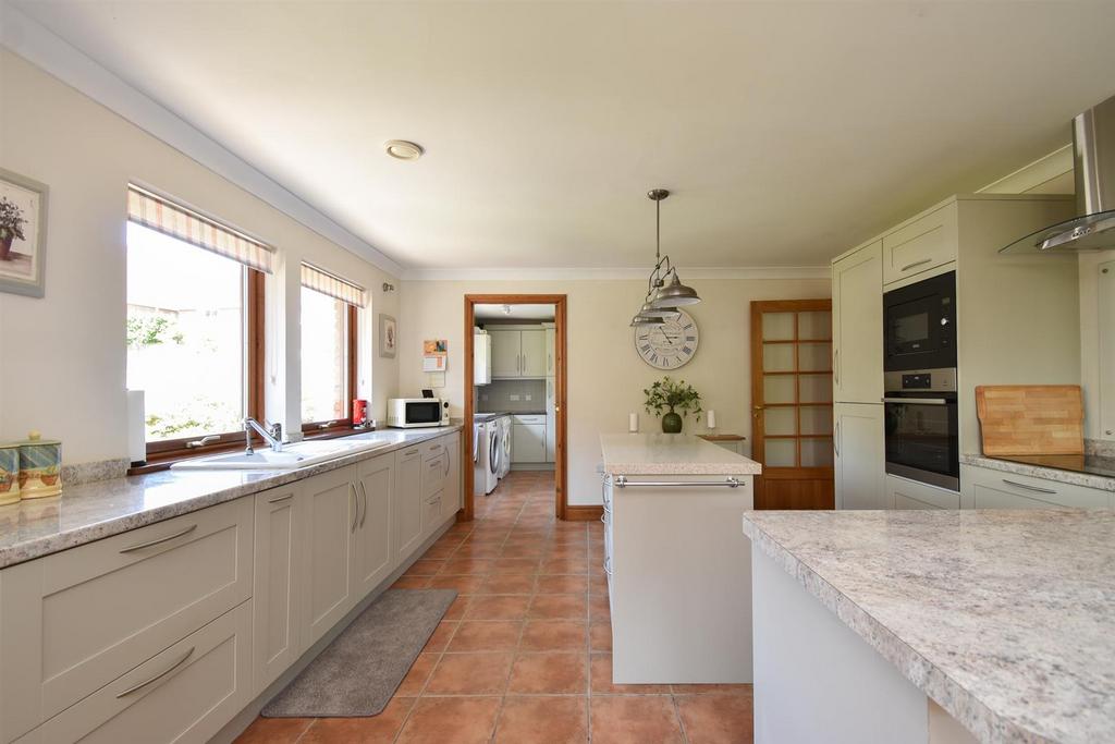 Kitchen & dining room
