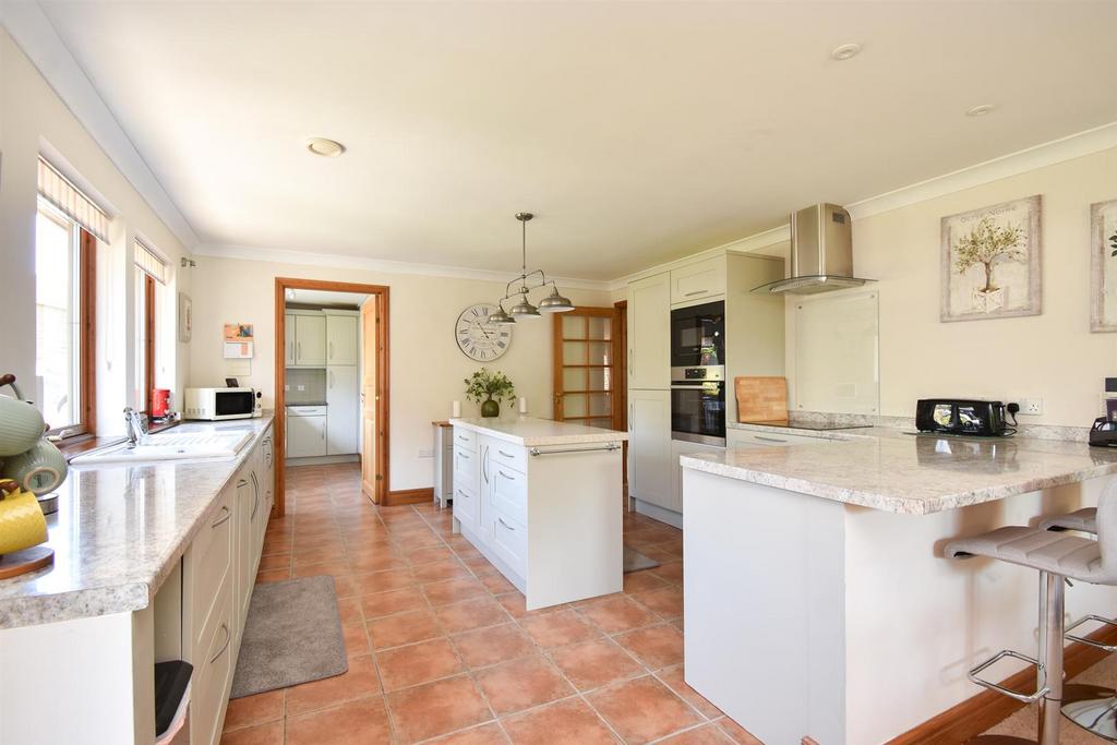 Kitchen & dining room