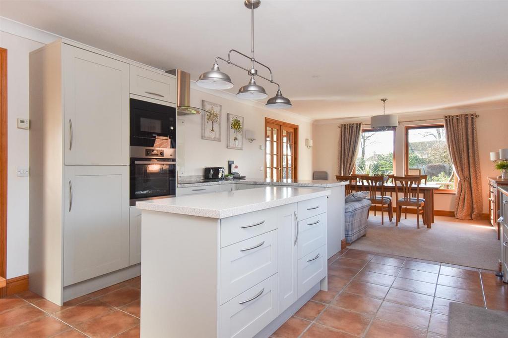 Kitchen & dining room