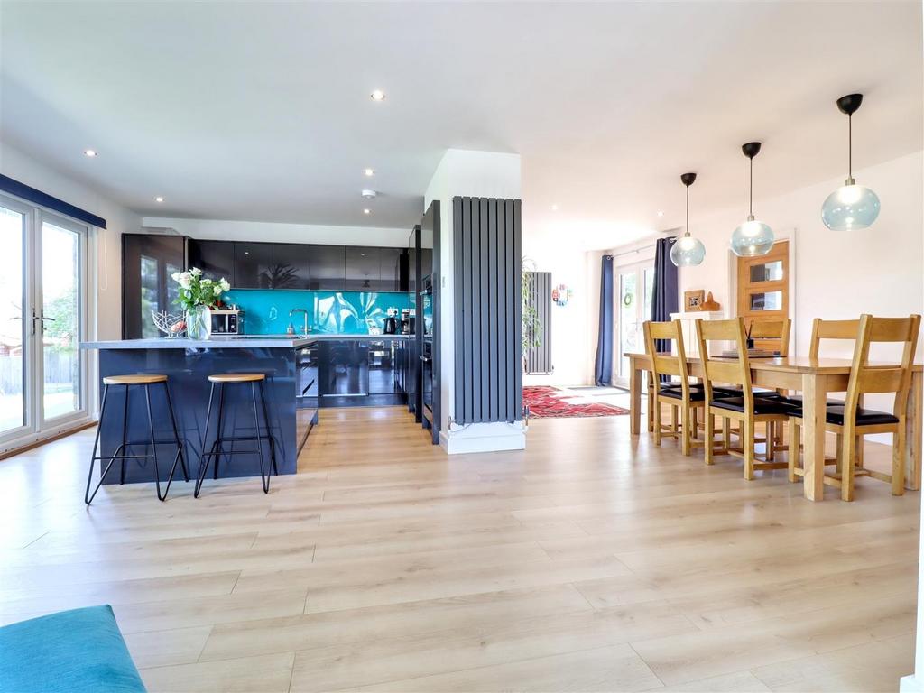 Kitchen & dining