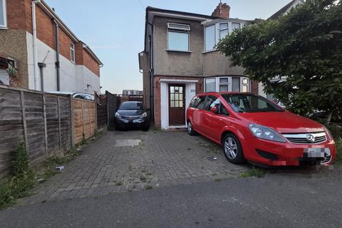3 bedroom semi-detached house to rent, Beechwood Road, Luton LU4