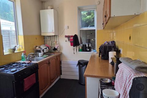 3 bedroom semi-detached house to rent, Beechwood Road, Luton LU4