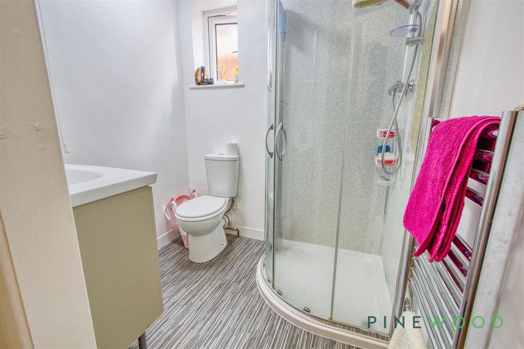 Ensuite (bedroom 2)