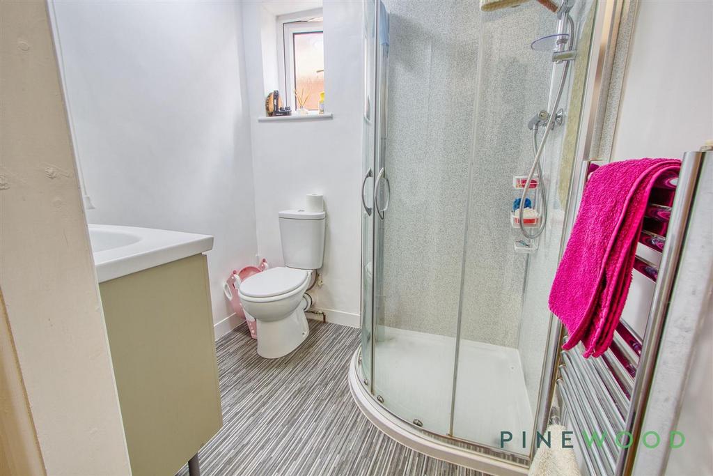 Ensuite (bedroom 2)