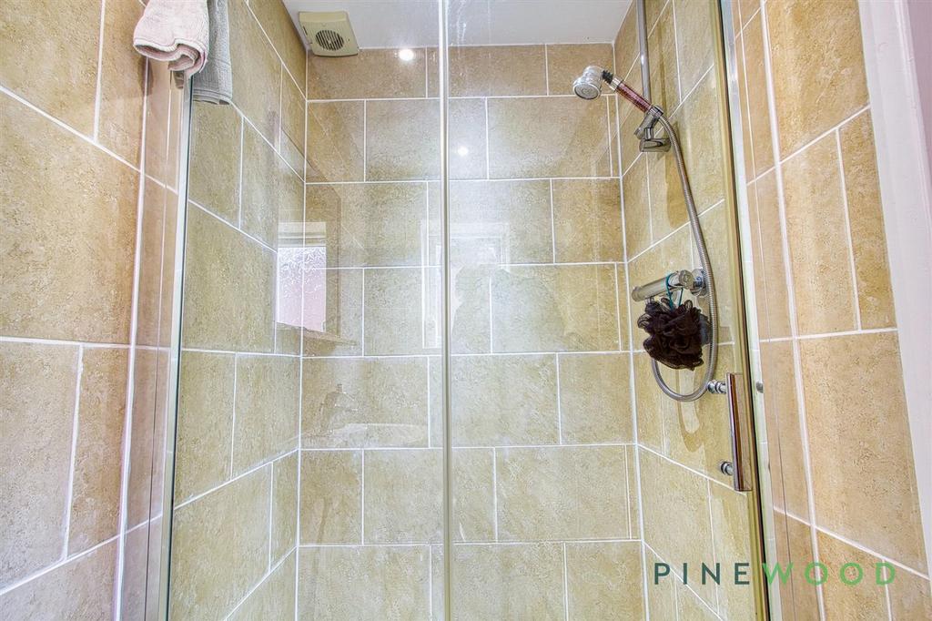 Ensuite (bedroom 1)
