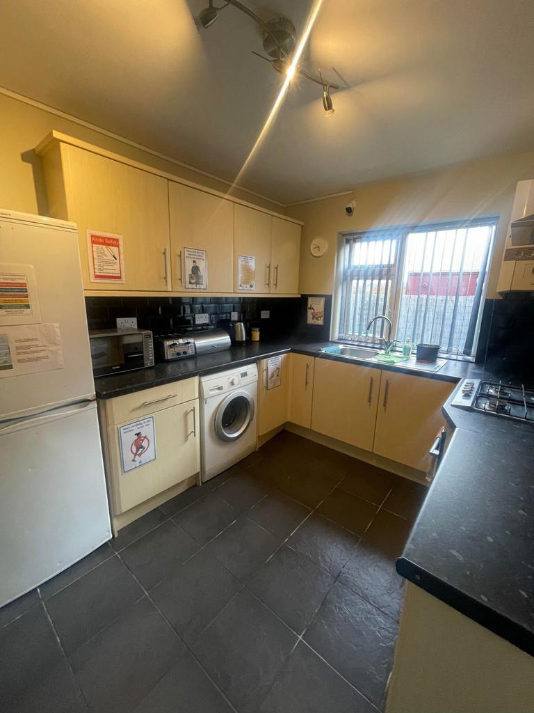3 bed flat to rent Dunstable Road, Luton LU4