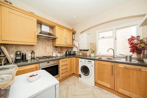 2 bedroom flat for sale, Avenue Road, London N6