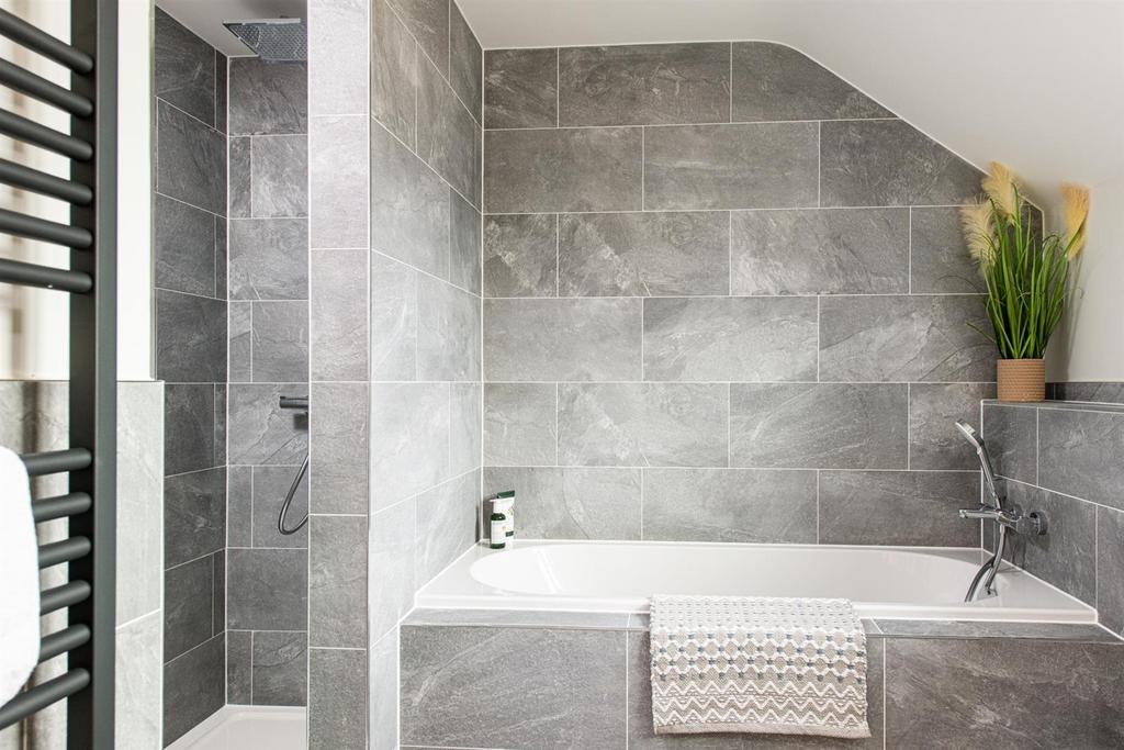 Bathroom 2.jpg