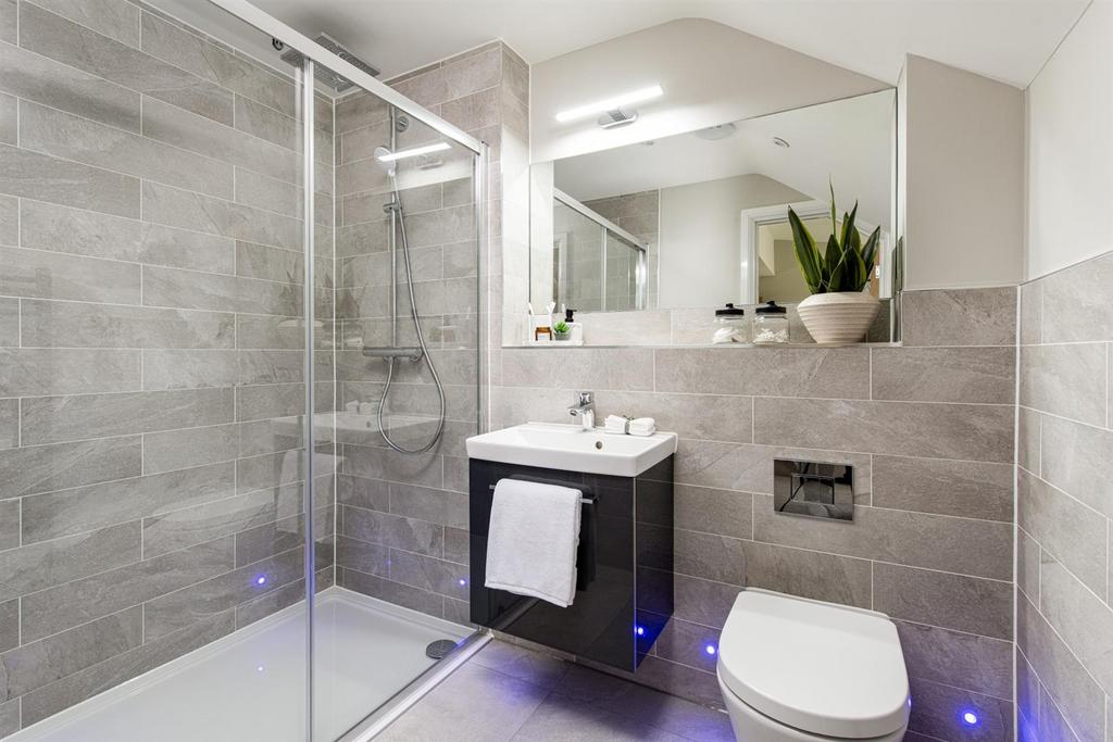 Bedroom1 Ensuite 1.jpg