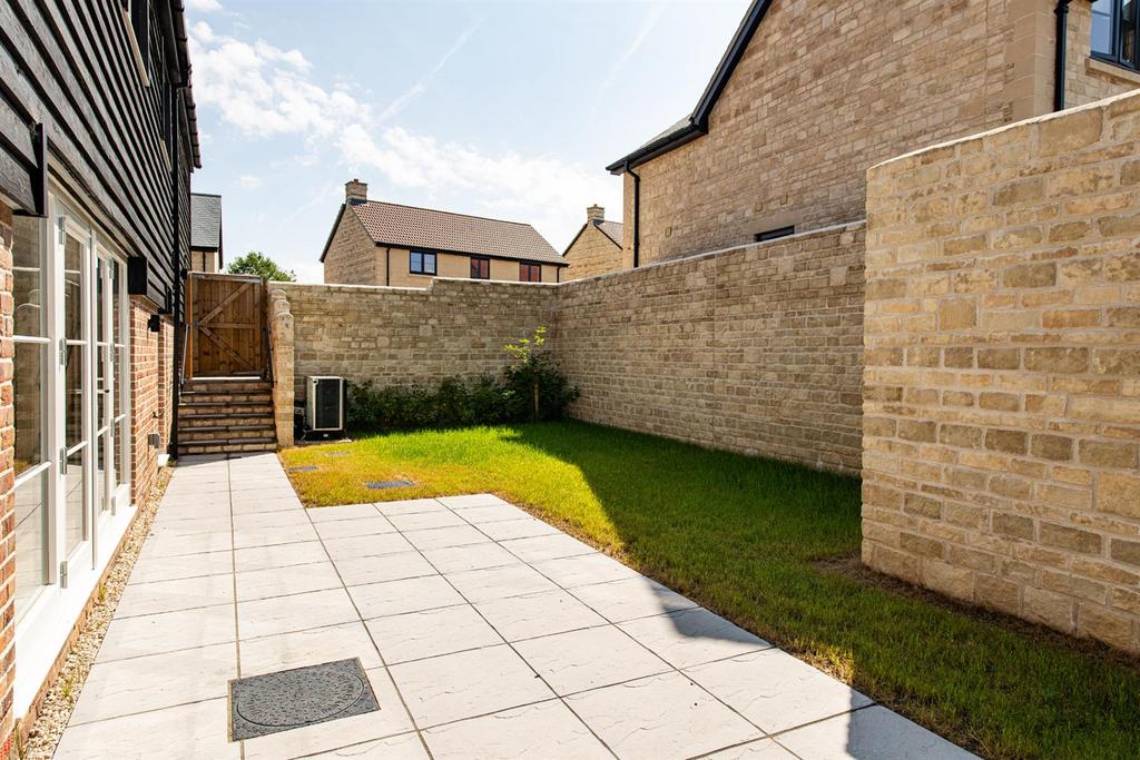 Plot 16 Garden 2.jpg