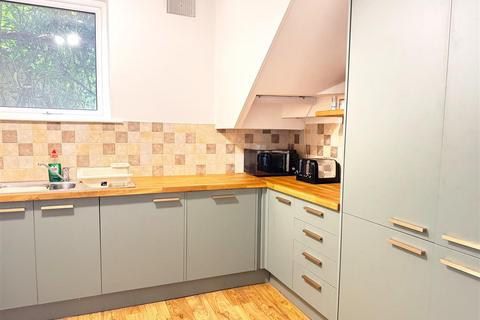 3 bedroom house to rent, Greencliffe Drive, York