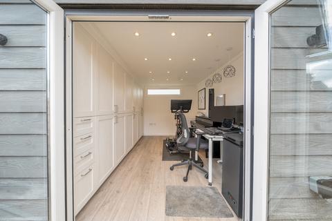 106 Gloucester Road, Kingston Upon Thames, KT1 3QN