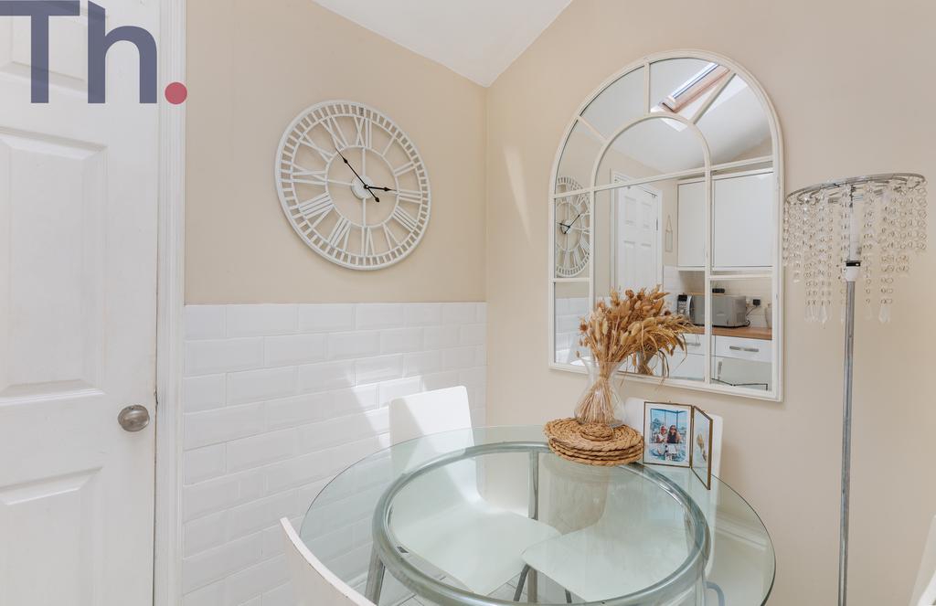 Breakfast/Dining Area