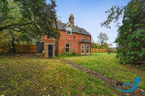 3 bedroom semi-detached house to rent, Sprites Lane, Pinewood. Ipswich.