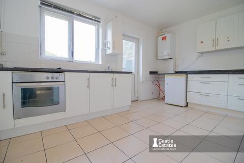 3 bedroom semi-detached house to rent, Woodside Road, Beeston, NG9 2TL