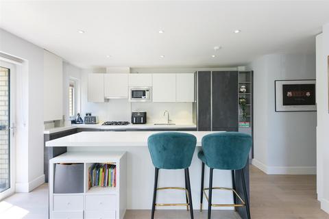 2 bedroom flat for sale, Court Lane, Epsom