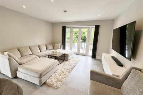 2 bedroom flat to rent, Claybury, Bushey WD23