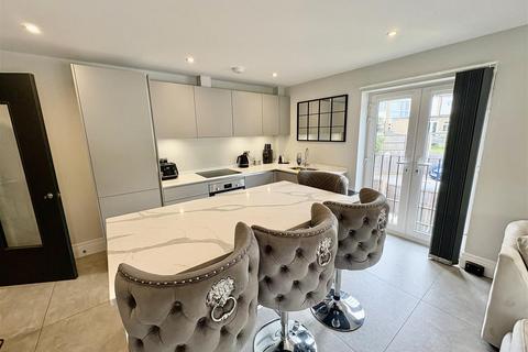 2 bedroom flat to rent, Claybury, Bushey WD23