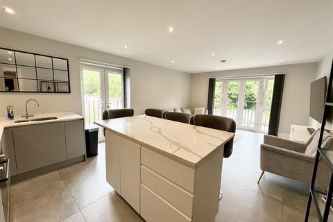 2 bedroom flat to rent, Claybury, Bushey WD23