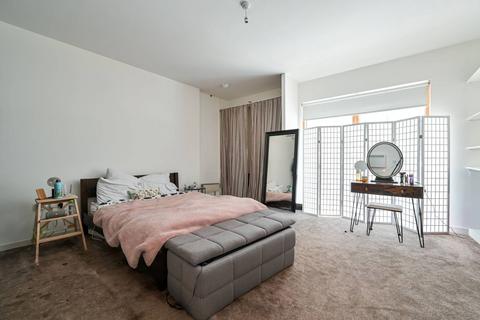 2 bedroom flat to rent, Crampton Street, Elephant and Castle, London, SE17