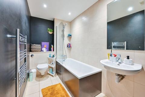 2 bedroom flat to rent, Crampton Street, Elephant and Castle, London, SE17