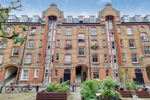 3 bedroom flat for sale, Walton House, Montclare Street, Shoreditch, London, E2