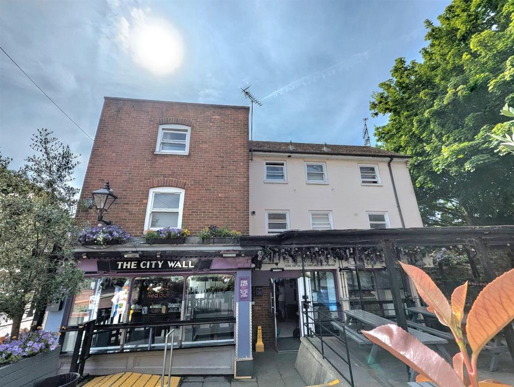 High Street, Rochester 2 bed flat - £1,250 pcm (£288 pw)