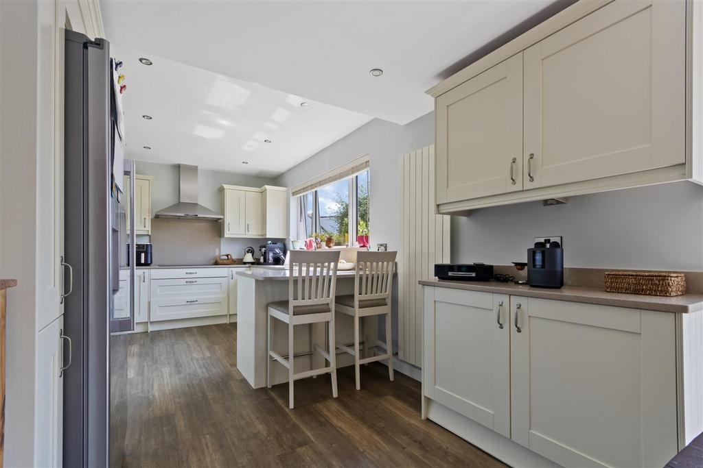 Modern fitted dining kitchen