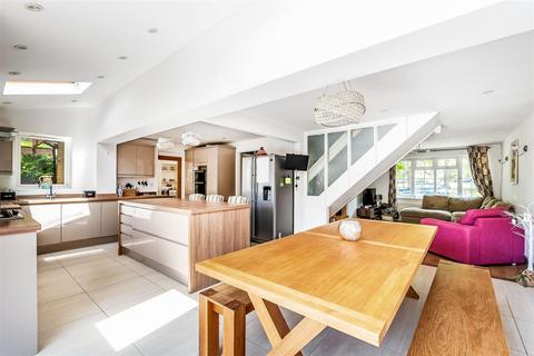 3 Delderfield, Leatherhead, KT22 8UA