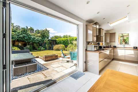 3 Delderfield, Leatherhead, KT22 8UA