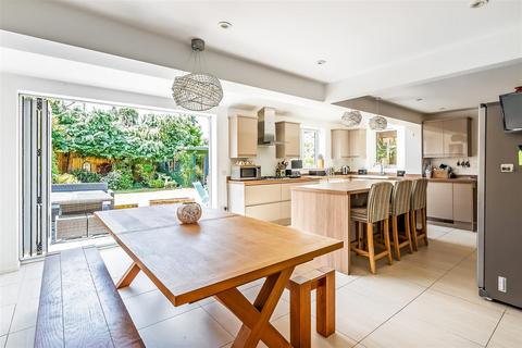 3 Delderfield, Leatherhead, KT22 8UA