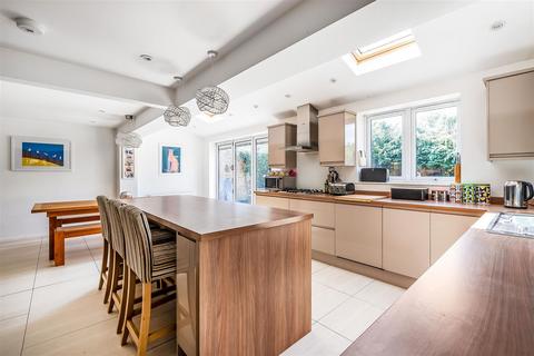 3 Delderfield, Leatherhead, KT22 8UA