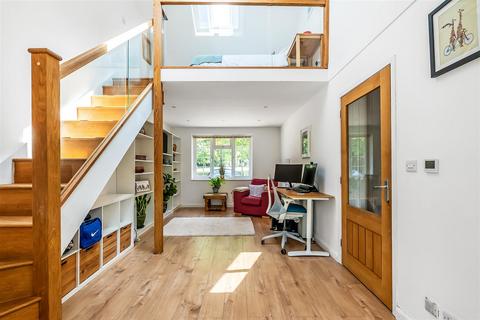 3 Delderfield, Leatherhead, KT22 8UA