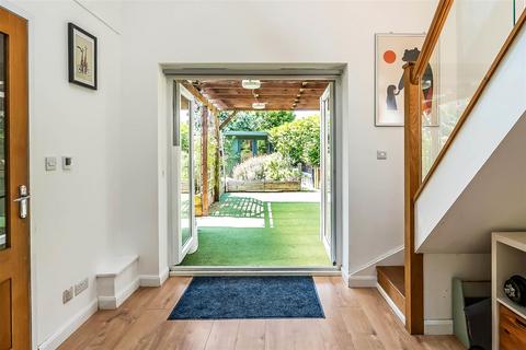 3 Delderfield, Leatherhead, KT22 8UA