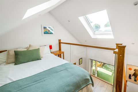 3 Delderfield, Leatherhead, KT22 8UA