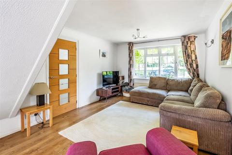 3 Delderfield, Leatherhead, KT22 8UA