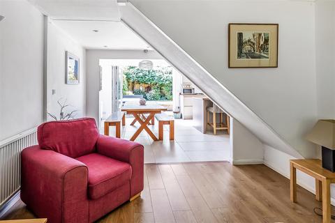 3 Delderfield, Leatherhead, KT22 8UA