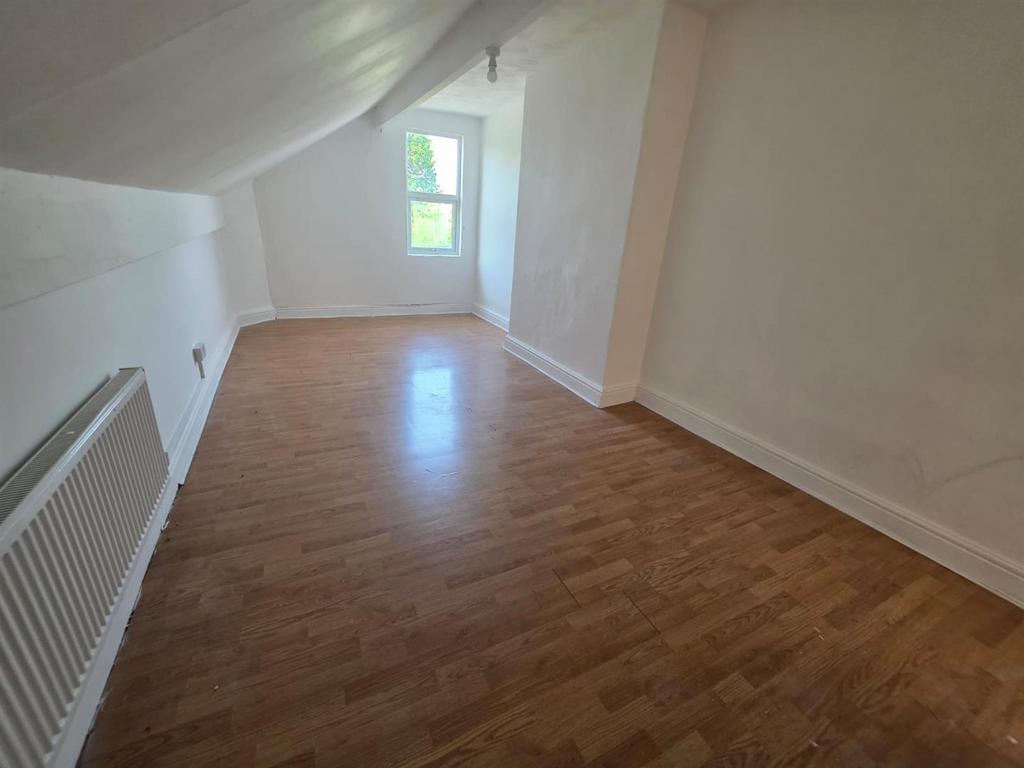 Back bedroom 3.jpg