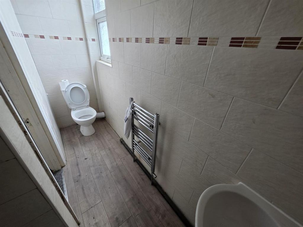 Bathroom 1.jpg