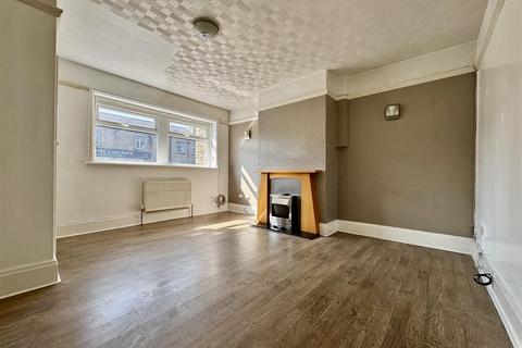 3 bedroom terraced house to rent, Leeds Road, Bradley, Huddersfield, HD2 1YS