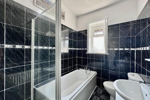 3 bedroom terraced house to rent, Leeds Road, Bradley, Huddersfield, HD2 1YS