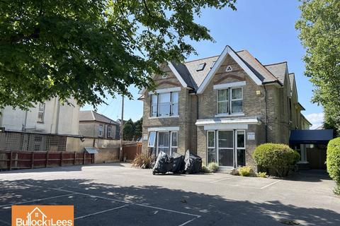 Melbury House, Christchurch Road, Walk to the Beach and gardens