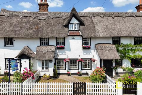 3 bedroom cottage for sale, High Road, Grays RM16
