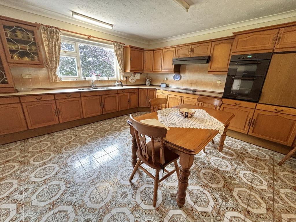 Kitchen / Breakfast Room