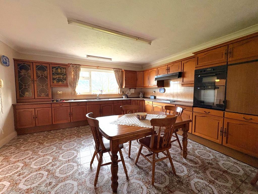 Kitchen / Breakfast Room
