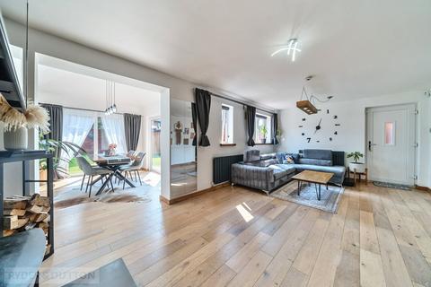 63 Simkin Way, Oldham, OL8 2TH
