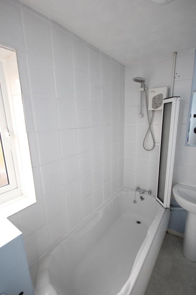 32 derwent close, st ives, bthrm. IMG 4563