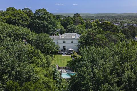 6 bedroom detached house for sale