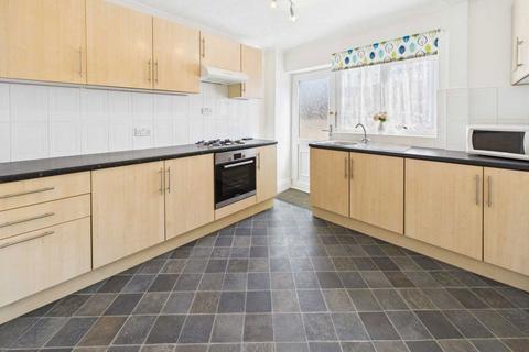 3 bedroom semi-detached house to rent, Hawthorne Avenue, Knottingley, WF11