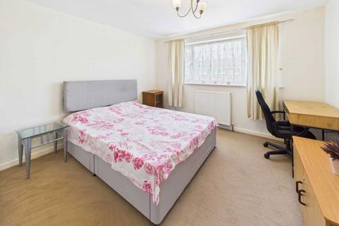 3 bedroom semi-detached house to rent, Hawthorne Avenue, Knottingley, WF11